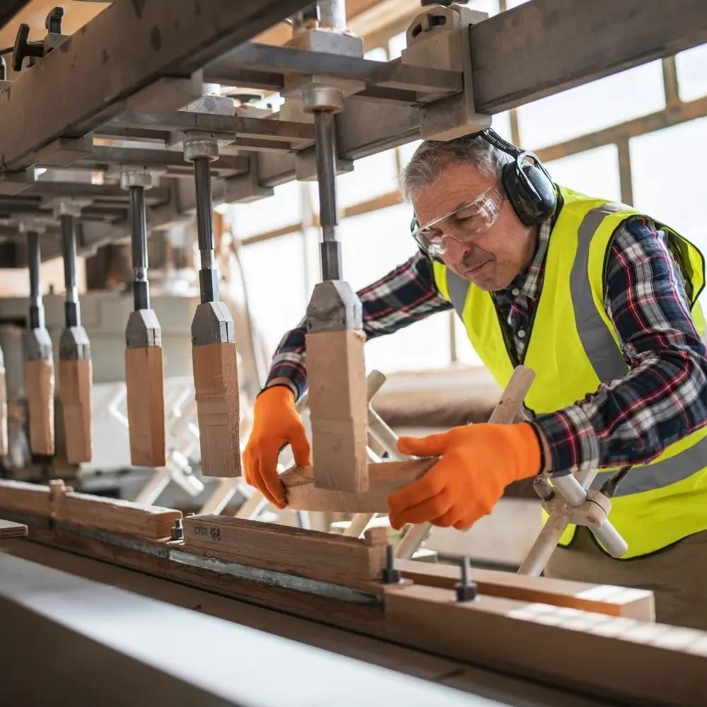 Tehli̇keli̇ Ve Çok Tehli̇keli̇ İşlerde Mobi̇lya Döşeme İmalatçisi Eği̇ti̇mi̇ Uzmanlık Eğitimi